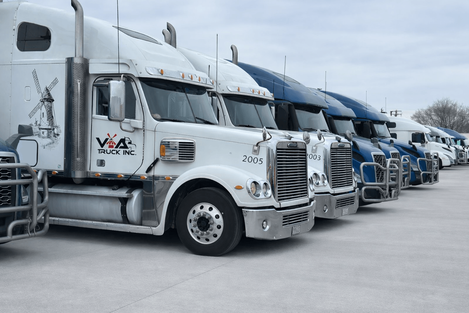 Naczepa TIR na autostradzie — flota transportowa firmy